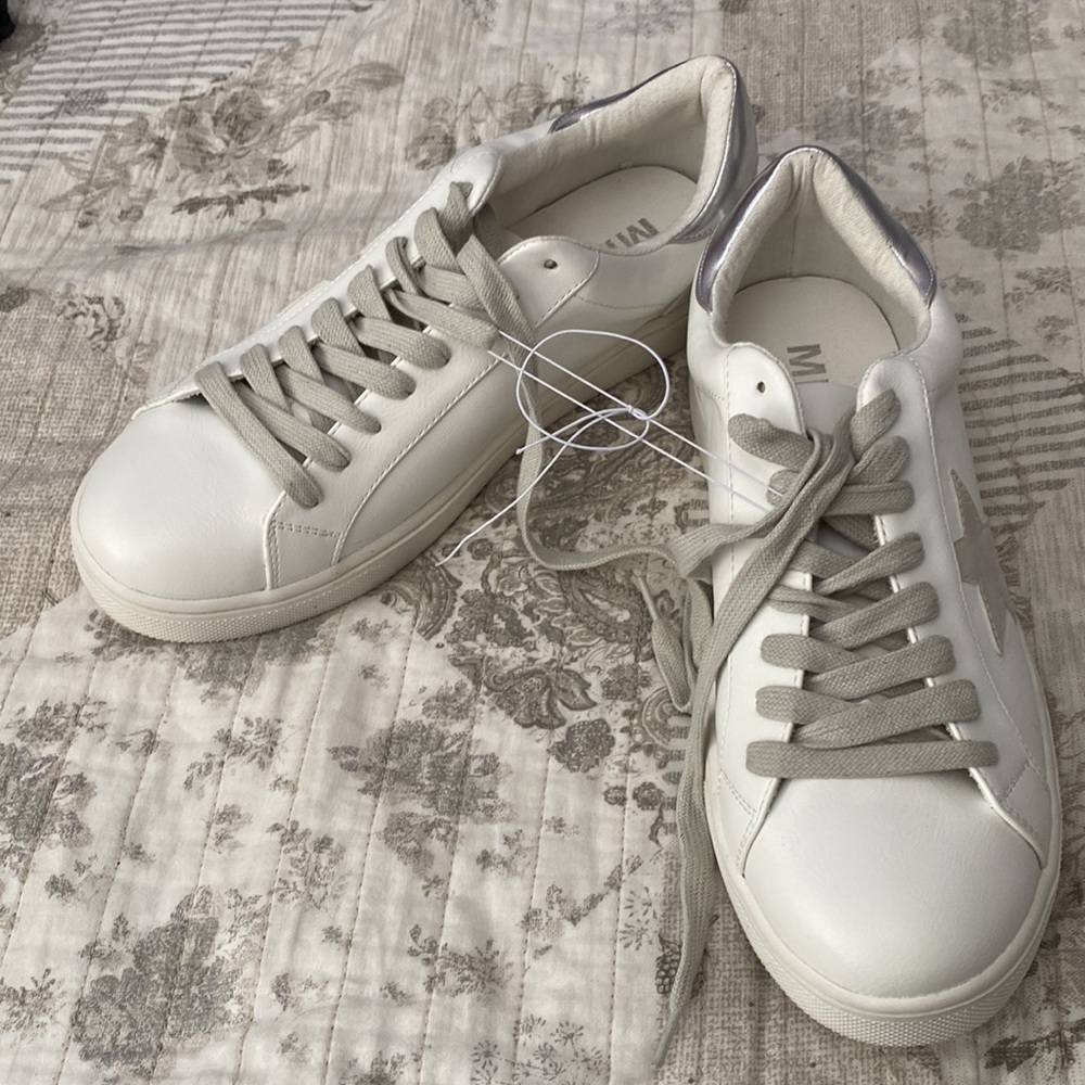 NWOT MIA white sneaker Size 8.5
